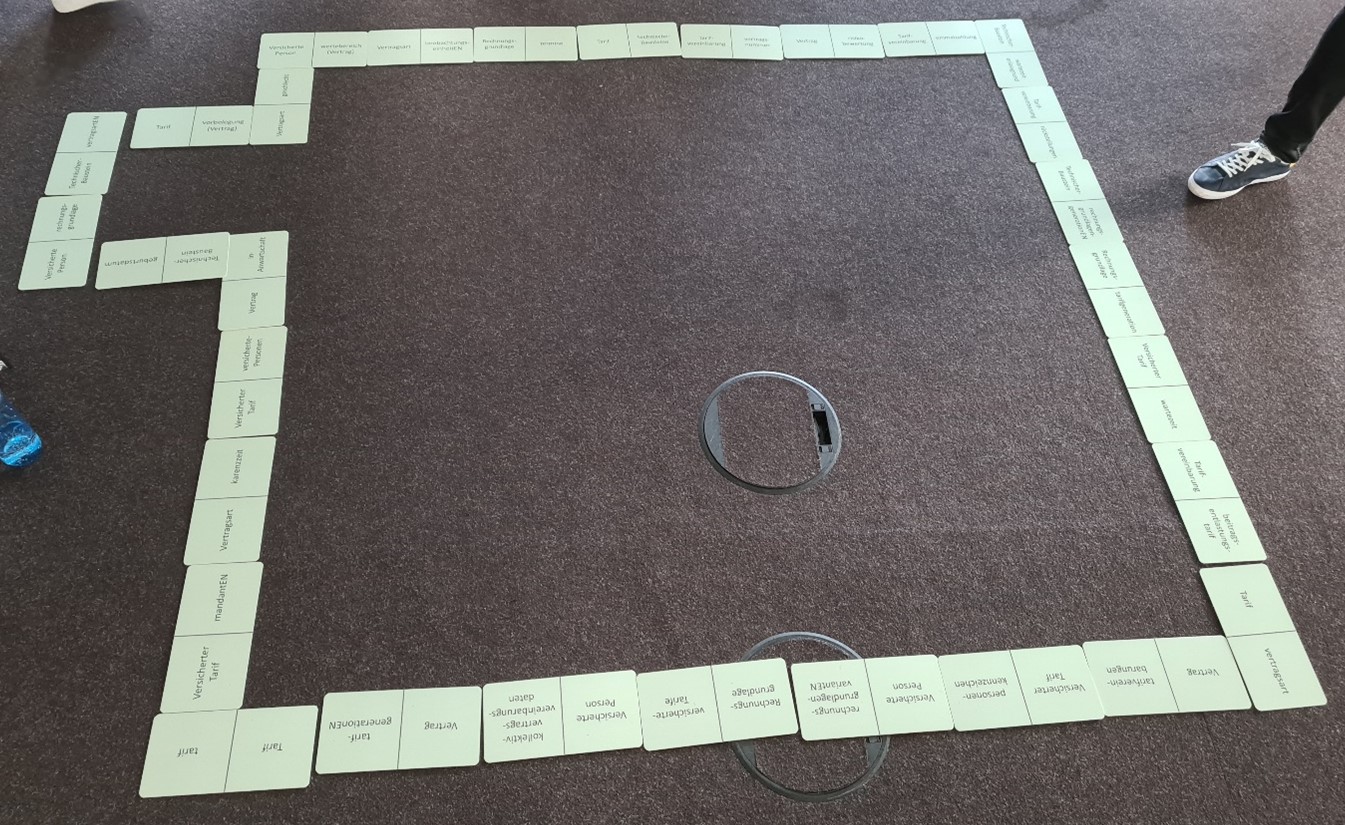 domino-plaetchen-auf-boden
