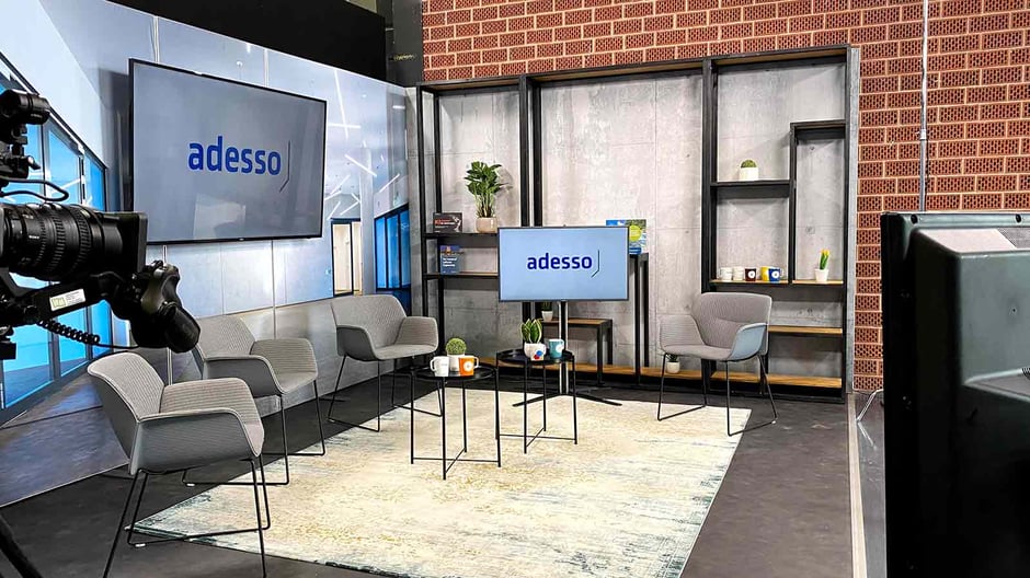 Studio flasHED Event Setting mit Stühlen und Bildschirmen