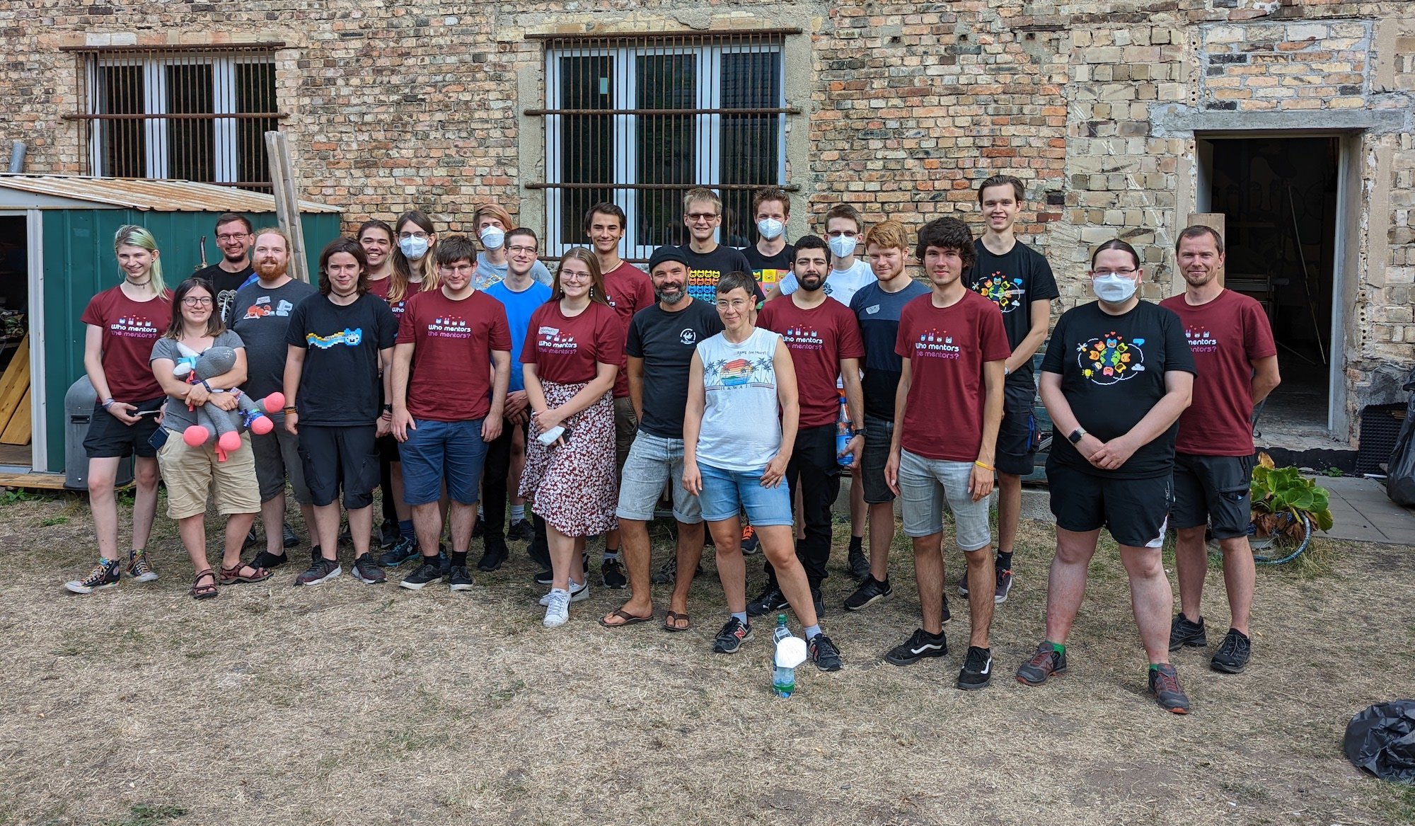 gruppenfoto_mentor-innen-hackathon_2022_k